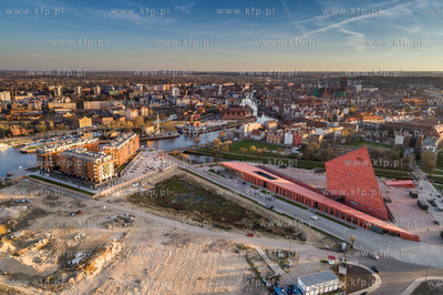 Gdansk, Muzeum II Wojny Swiatowej, w tle stare miasto,...