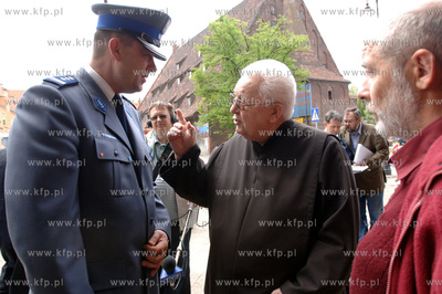 Pozar kosciola sw. Katarzyny w Gdansku. Nz. dzien po...