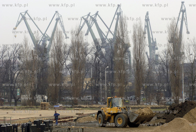 Gdansk. Budowa lodowiska na dawnym Placu Zebran Ludowych....