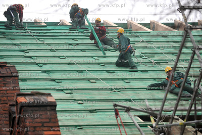 Dzien zawieszania wiechy na remontowanym dachu kosciola...