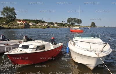 Swarzewo nad Zatoka Pucka. Male molo z zacumowanymi...