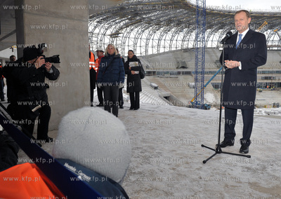 Konferencja prasowa premiera Donalda Tuska na stadionie...