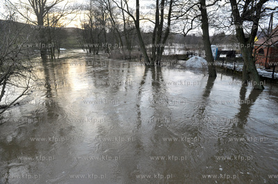 Wezbrane wody rzeki Radunia spowodowaly podtopienia...