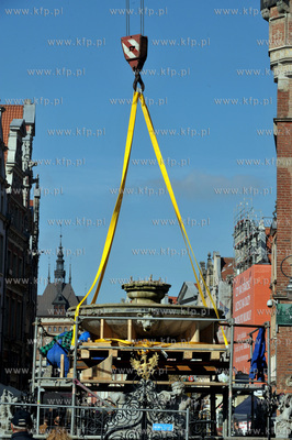 Gdansk. Demontaz figury Neptuna z fontanny na Dlugim...