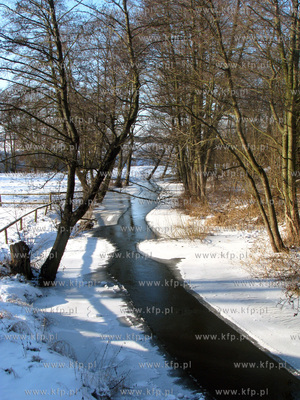 Zamarzajaca rzeka Radunia we wsi Niestepowo na Kaszubach....