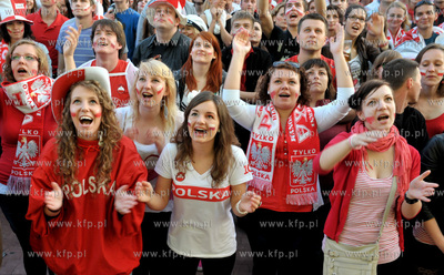 Gdansk. Mistrzostwa europy w pilce noznej. Kibice ogladaja...