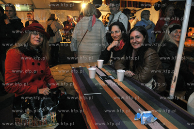 Biesiada i tance z okazji Swieta Oliwy odbyla na placu...