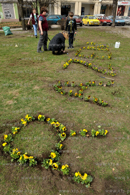 Gdańsk, Wrzeszcz. Z okazji Swiatowego Dnia Ziemi uczniowie...