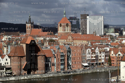 Gdańsk. Widok na Długie Pobrzeże z Żurawiem i Centralnym...