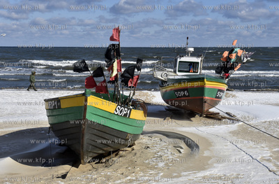 Sopot zimą. Łodzie rybackie na plaży przy przystani...