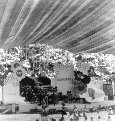 Opera Lesna w Sopocie podczas Festiwalu Piosenki. Scenografia...