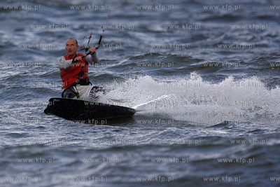 Gdansk Brzezno. Silny wiatr, duza fala to wymarzone...