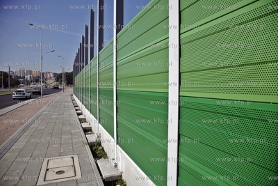 Gdansk. Budowa Trasy Slowackiego. Montaz ekranow dzwiekkochonnych...