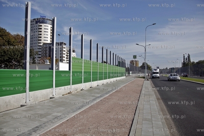 Gdansk. Budowa Trasy Slowackiego. Montaz ekranow dzwiekkochonnych...