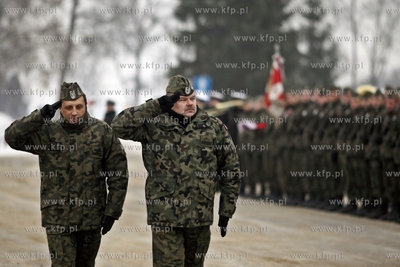 Uroczystosc powitania zolnierzy 49. Bazy Lotniczej...