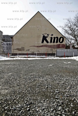 Gdansk. Wyburzanie budynku bylego kina Znicz przy ul....