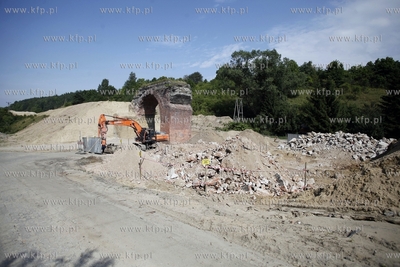 Wyburzanie wiaduktu w Dolnym Migowie pod budowe linii...