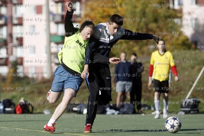Gdansk Zaspa. Pilkarski turniej dzikich druzyn Do przerwy...