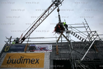 Uroczystosc zawieszenia wiechy na budynku Lokalnego...