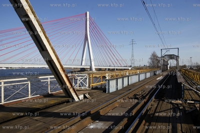 Most kolejowy nad Martwa Wisla w Gdansku.
02.04.2014
fot....
