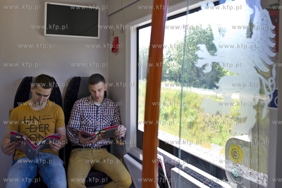 Przejazd i prezentacja składu PKM ze stacji Niedźwiednik...