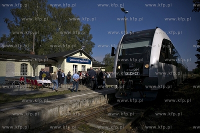 Przejazd pociągu na trasie Gdynia Główna - Brusy,...