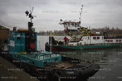 Transport historycznego holownika Okoń z przystani...