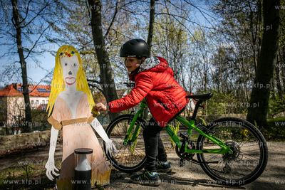 Sopocka Majówka z biblioteką przy ulicy Goyki. Szukanie...