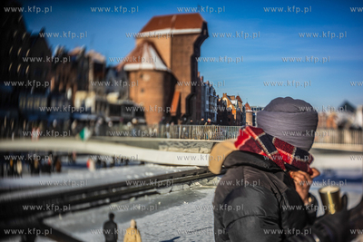 Tłumy spacerowiczów na zamarzniętej Motławie w...