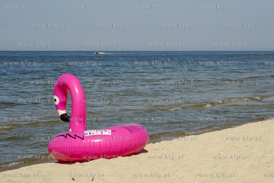 Dmuchany ponton flaming na plaży w Krynicy Morskiej....