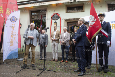 Przy ul. Piwnej 3/4 odsłonięto pamiatkowa tablicę...