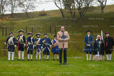 Góra Gradowa. Flagi dla mieszkańców i turystów...