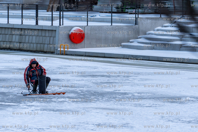 Wędkarstwo podlodowe w Gdańsku na skutej lodem Motławie...