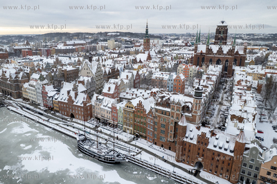 Zima w Gdańsku. Panorama Głównego Miasta. Statem...