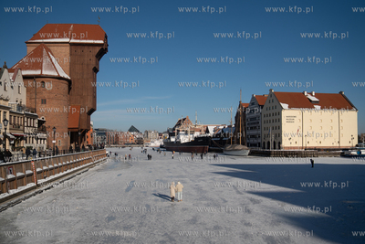 Spacery po skutej lodem Motławie w Gdańsku. 02.02.2026...
