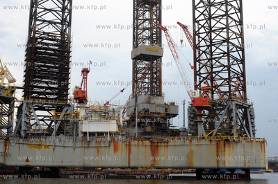Samopodnosna platforma wiertnicza ENSCO100 przechodzi...