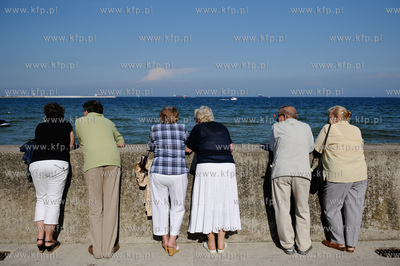 Gdynia. Tlumy turystow i mieszkancow gdyni podczas...