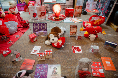 Sopot. Walentynkowa witryna jednej z ksiegarni znajdujacych...