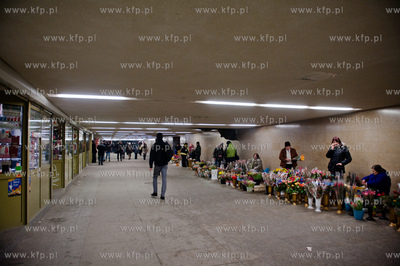 Gdansk. Walentynkowa sprzedaz kwiatow w przejsciu podziemnym...