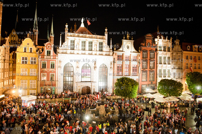 Gdansk. Dlugi Targ. Sympatycy Polskiej reprezentacji...