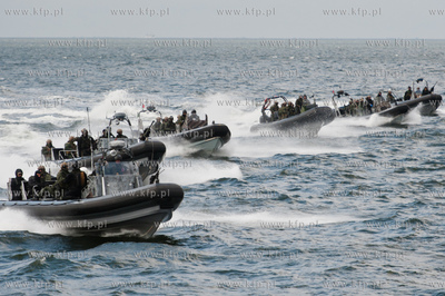 Zatoka Gdanska. Pokaz akcji odbijania zakladnikow ze...