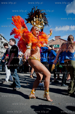 Gdansk. Ulica Rajska. Parada z udzialem bebniarzy,...