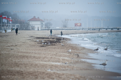 Nieprzyjemna, niezachecajaca do spacerow, zimowa pogoda...