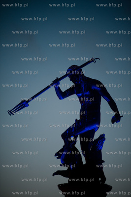 Gdansk. Dlugi Targ. Podswietlone na niebiesko Fontanna...