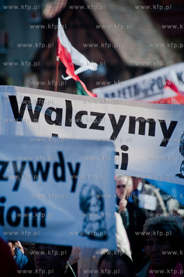 Gdansk. Manifestacja sympatykow Prawa i Sprawiedliwosci...
