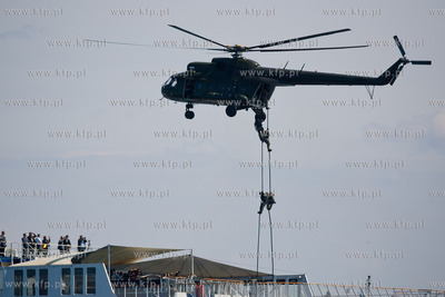 Gdynia. Swieto Morza. Pokaz dzialan antyterrorystycznych...