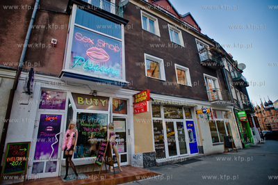 Gdansk. Ul. Panska. Szyldy i reklamy znadujacych sie...
