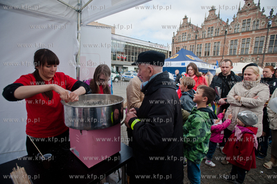 Gdansk. Targ Weglowy. Wielki Festyn Rodzinny, swietujacy...