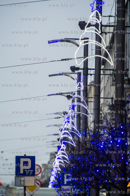 Gdynia. Swiateczne iluminacje na ul. Swietojanskiej...