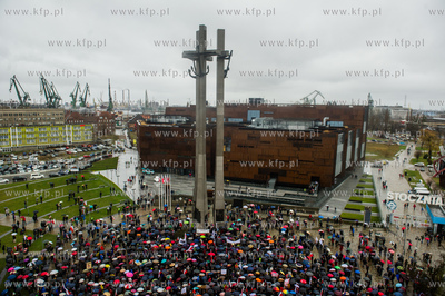 Gdansk. Plac Solidarnosci. Wiec dla obrony demokracji...